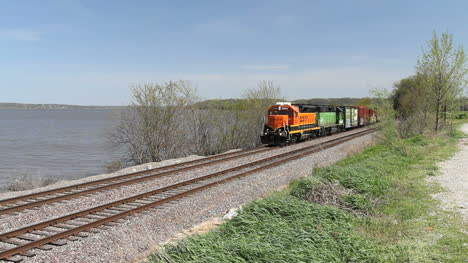Iowa-Zug-Auf-Gleisen-Von-Mississippi-C