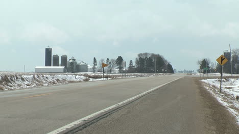 Minnesota-Highway-Führt-An-Farmstead-Vorbei