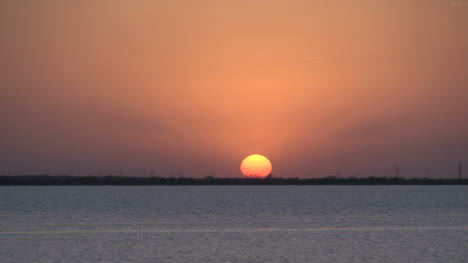 Atardecer-Más-Allá-De-Un-Lago-S3