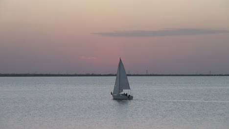 Segelboot-Auf-Einem-See-In-Der-Abenddämmerung-S