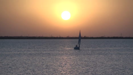 Oklahoma-Lake-Hefner-sailboat-sunset-zoom-s1