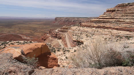 Utah-Road-Up-Cedro-Mesa-Con-Rocas-Y-Plantas