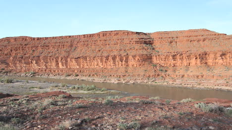Utah-red-sandstone-cliffs-near-Mexican-Hat