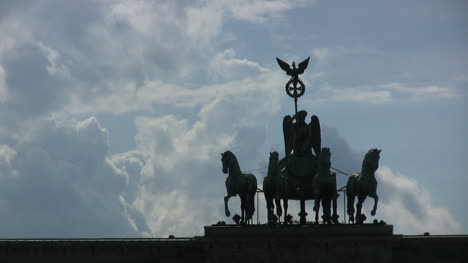 Berlin-Brandenburger-Tor-Quadriga-backlit-w-clouds