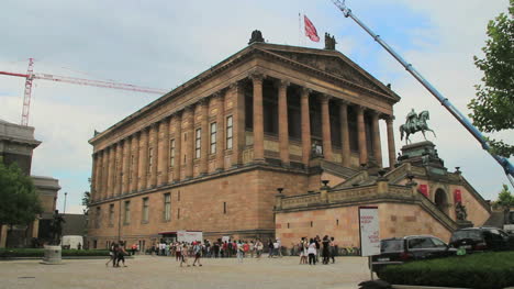 Berlin-Alte-National-Galerie-w-crane