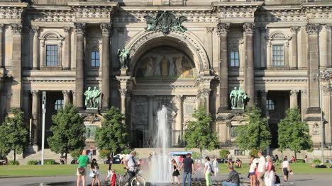 Berlin-Cathedral-fountain-w-fresco-portion-behind