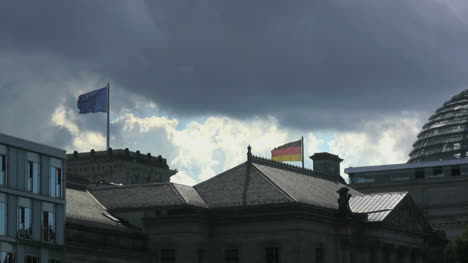 Berlin-Reichstag-Hinterleuchtete-Dramatische-Wolken-Mit-Fahnen