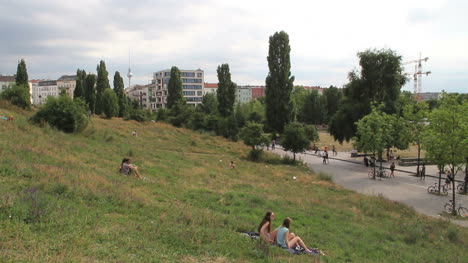 Berlin-Mauerpark-Grassy-Hill-Bajo-Un-Cielo-Gris