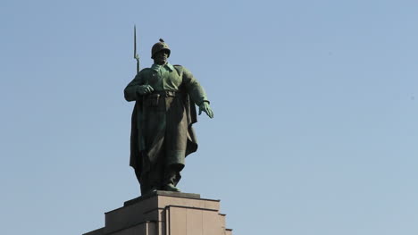 Berlin-Tiergarten-Wwii-Denkmal-Soldat-Statue