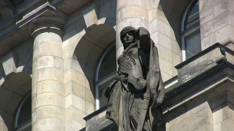 Berlin-Reichstag-statue-woman-warrior