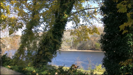 Pennsylvania-Delaware-River-Im-Herbst-Von-Bäumen-Umrahmt