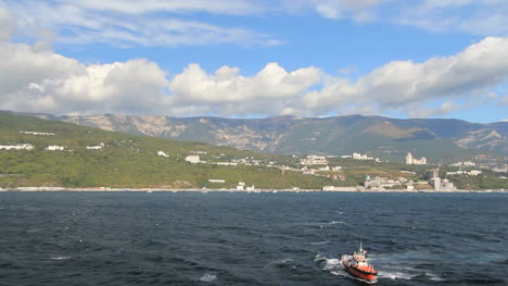 Ukraine-Krimküste-Nähert-Sich-Jalta-Mit-Lotsenboot