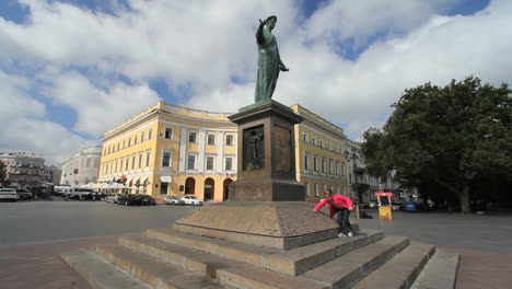 Ukraine-Duc-De-Richelieu-Statue-Mit-Mädchen-C