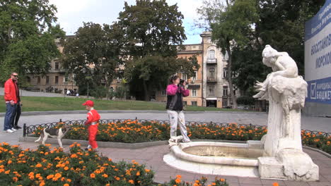 Ucrania-56-Odessa-Turista-Y-Estatua-Cx