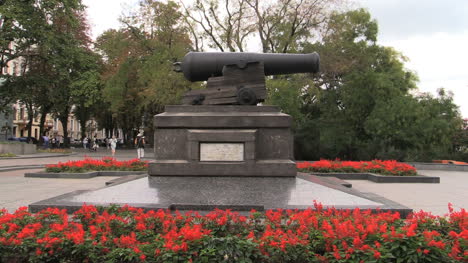 Ukraine-Odessa-cannon-monument-cx