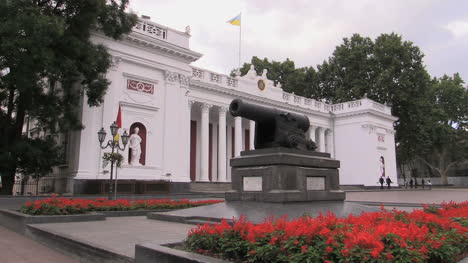 Ukraine-63-Odessa-palace-and-cannon-cx