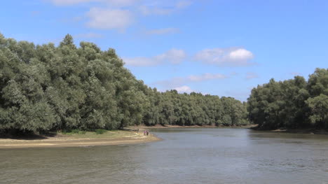 Rumänien-Donau-Delta-Mit-Menschen-Am-Ufer-Cx