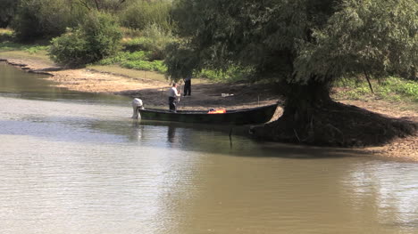 Rumänien-Donau-Delta-Fischer-Im-Boot-Von-Bank-Cx