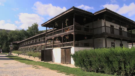 Rumänien-Klostergebäude-Mit-Holzobergeschoss-Cx