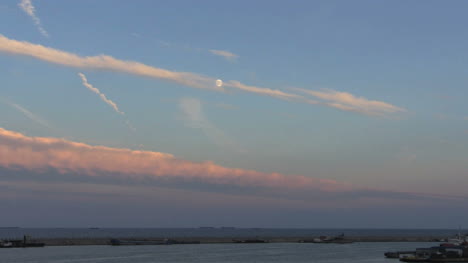 Rumänien-Verlässt-Den-Hafen-Unter-Mond-Cx