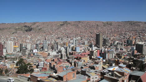 La-Paz-city-view-with-houses-on-hill-c