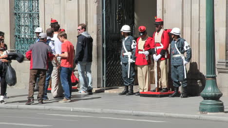 La-Paz-Guardias-Y-Turistas