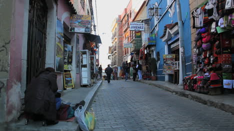 La-Paz-Calle-Angosta-Hombre-Caminando-C