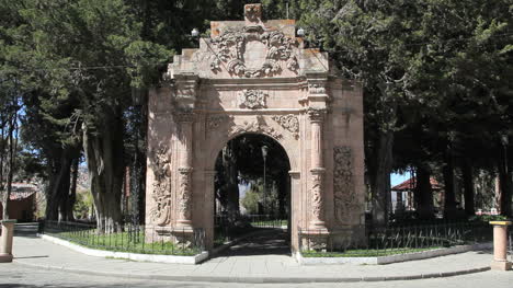 Bolivia-La-Paz-arch