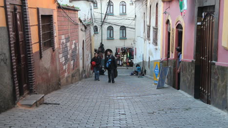 Bolivia-La-Paz-Caminando-Por-La-Calle-Cerca-Del-Mercado-De-Las-Brujas