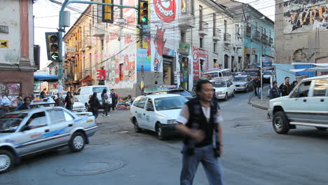 Calle-La-Paz-Con-Autos-Cerca-Del-Mercado-De-Las-Brujas-C