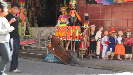 La-Paz-La-Gente-Camina-Por-Una-Tienda-C