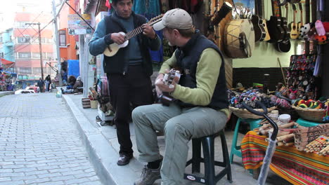 Turista-Tocando-Una-Guitarra-En-Un-Mercado