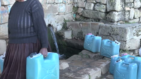 Mujer-Bolivia-Obtiene-Agua-En-La-Isla-Del-Sol-S