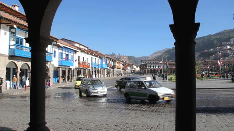 Cusco-Verkehr-Durch-Spalten-C