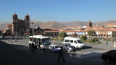 Cusco-Plaza-Und-Kirche-Mit-Verkehr-C