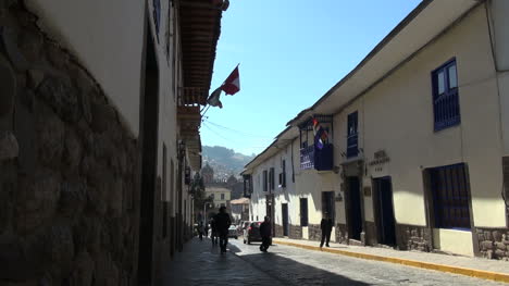 Cusco-Straße-Mit-Sonne-Und-Schatten-S