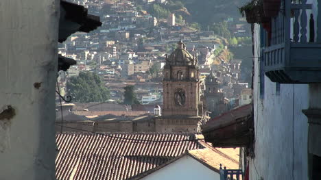 Cusco-Blick-Auf-Die-Kirche-Mit-Häusern-Auf-Einem-Hügel