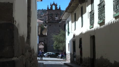 Cusco-Beste-Straße,-Die-Zur-Kirche-Führt
