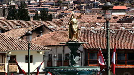 Tejados-De-Cusco-Y-Estatua-Inca-C