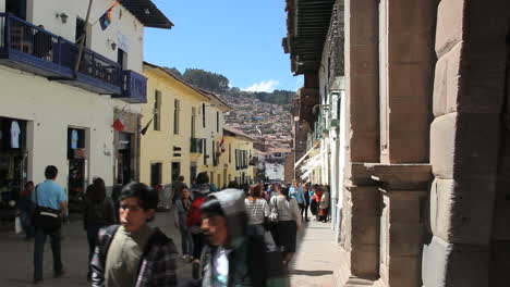Cusco-Leute-In-Der-Straße-C