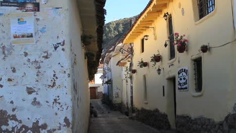 Cusco-Street-Mit-Blumen-Am-Gebäude-C