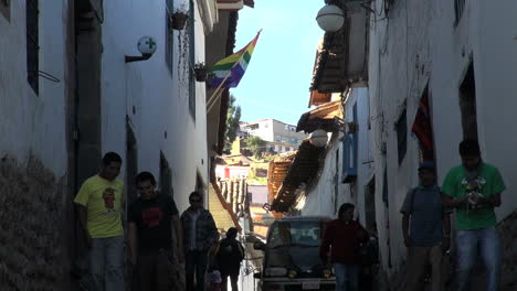 Cusco-Street-Con-Gente-Y-Banderas-S