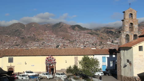 Cusco-Blick-Auf-Hügel-Mit-Kirche-C-Church