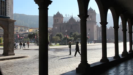 Cusco-Verkehr-Und-Kirche-1c