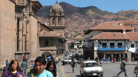 Cusco-Calle-Por-Plaza-E-Iglesia