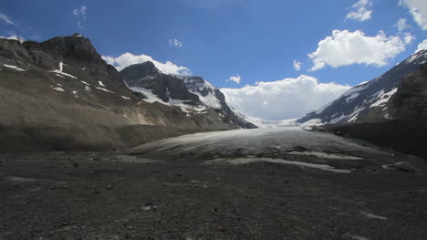 Vista-Panorámica-Del-Glaciar-Athabasca-De-Las-Montañas-Rocosas-Canadienses