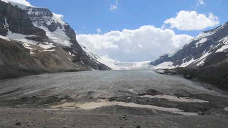 Kanada-Athabasca-Gletscher-Mit-Wanderern-An-Der-Endstation-C