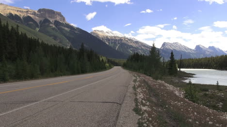 Kanada-Icefields-Parkway-Am-Athabasca-River-S