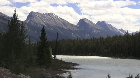 Kanada-Icefields-Parkway-Athabasca-River-Mit-Kahlen-Bergen-S