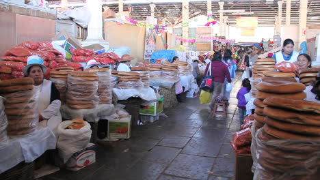 Cusco-Markt-Mit-Brot-C